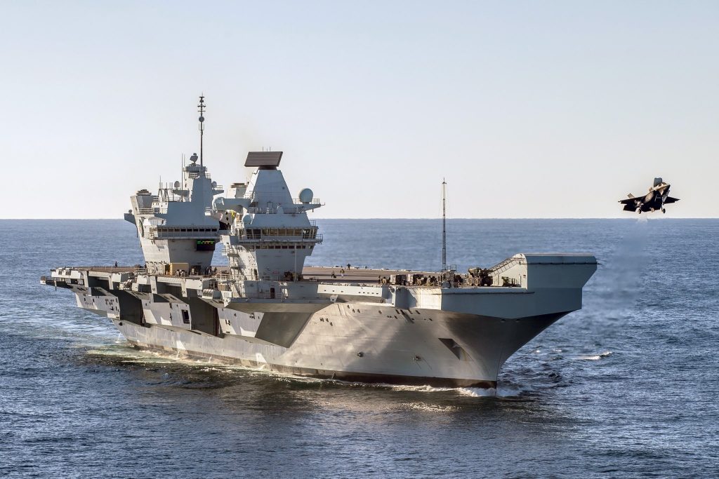 HMS Queen Elizabeth lança jato F-35