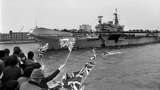 HMS Hermes deixando a Inglaterra rumo às Ilhas Falklands, em 5 de abril de 1982