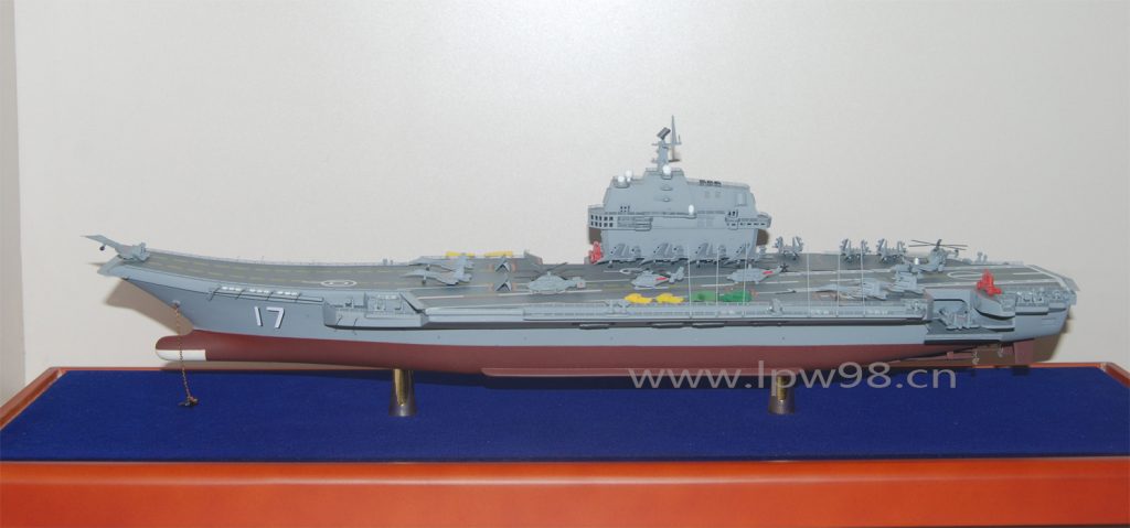 Maquete do segundo porta-aviões da PLA Navy e o primeiro construído na China (clique nas imagens para ampliar)