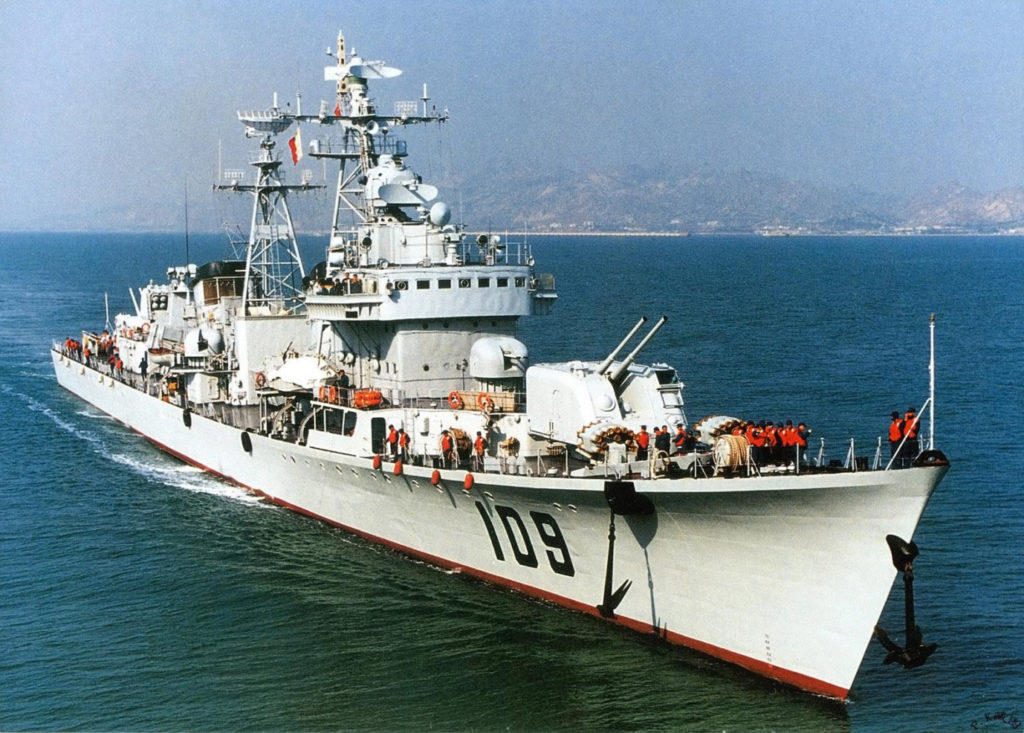 O destróier Type 051 Kaifeng quando estava na ativa