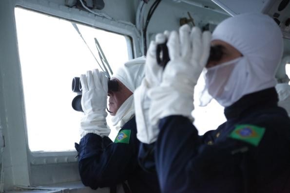 Comandante da Marinha (à esq.) no passadiço da Fragata “Independência”, acompanha a operação