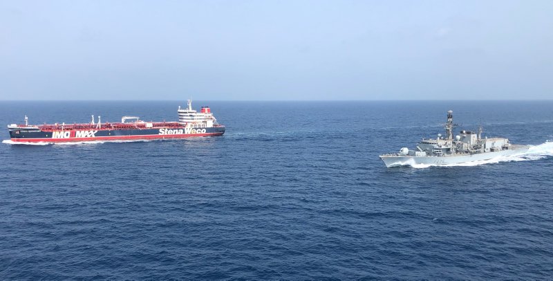 HMS Montrose escolta navios mercantes no Golfo Pérsico