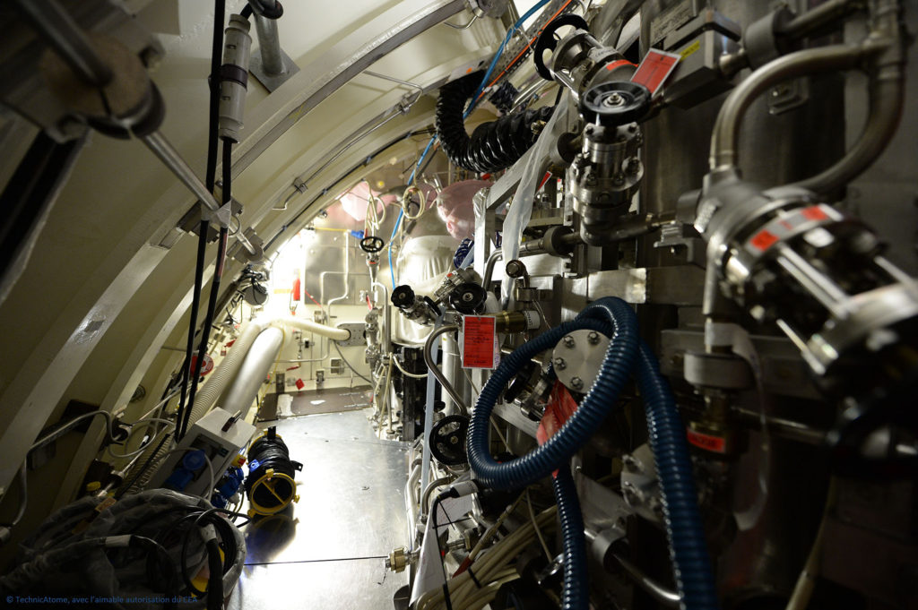 Circuitos de purificação montados na sala da caldeira nuclear