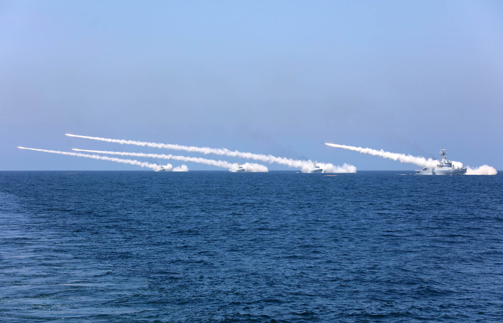 Navios chineses lançando mísseis antinavio