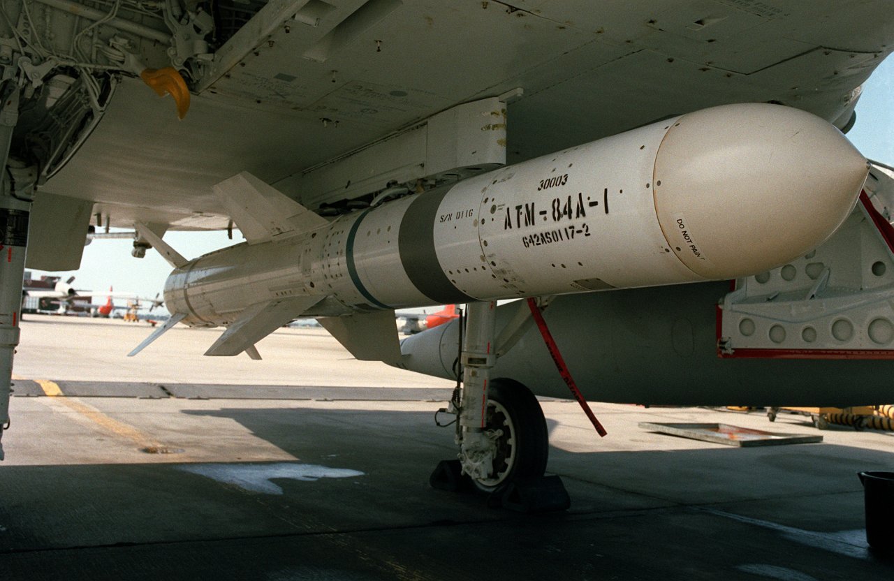 ARMADA DE BRASIL - Página 7 TA-4F-com-RGM-84-Harpoon-3