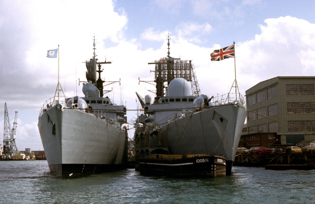 Destróieres Type 42 ARA Hércules e HMS Sheffield a contrabordo
