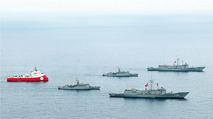 O navio de pesquisas turco Oruç Reis acompanhado por navios da Marinha Turca