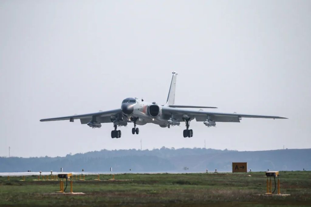 Bombardeiro H-6K com 4 misseis antinavio YJ-12