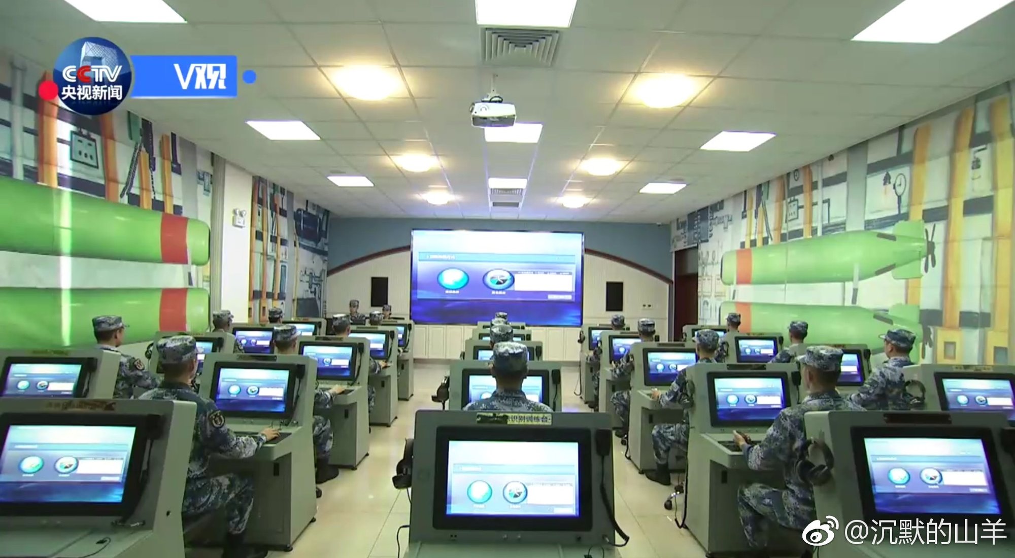 Na sala de treinamento de submarinistas de detectores antissubmarinos (escuta de sonar) da marinha chinesa. 3.jpg