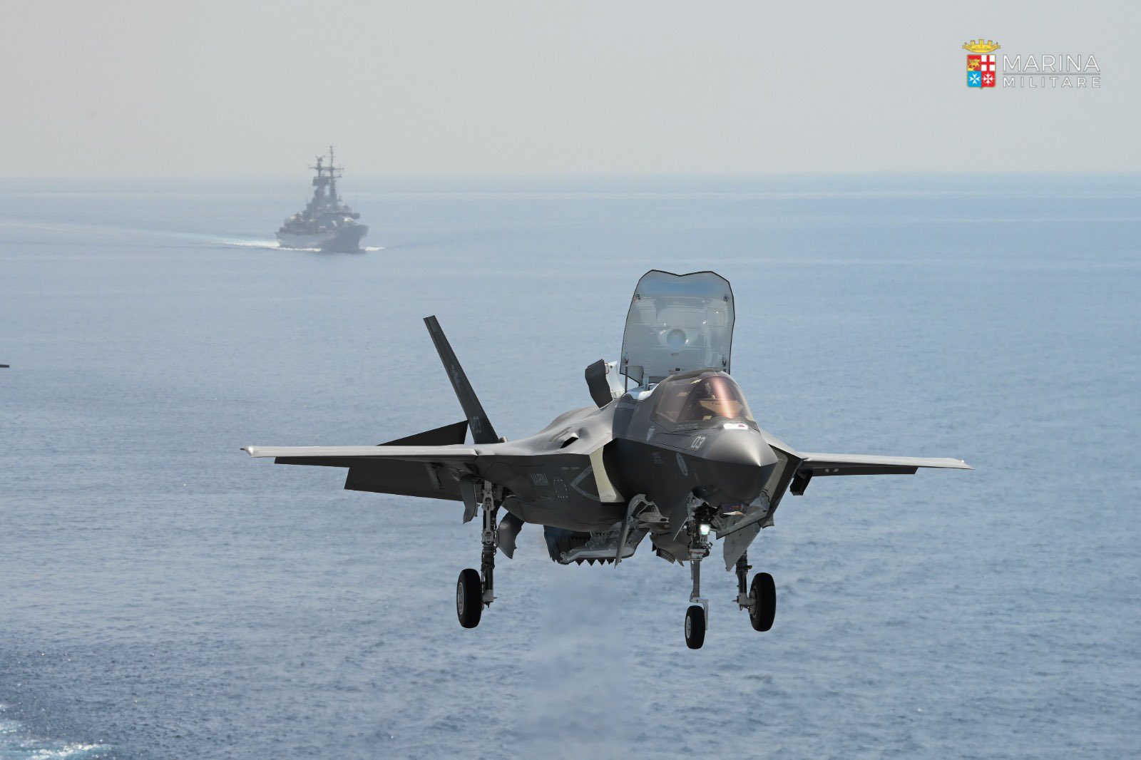 Caça F-35B da Marinha Italiana pousa a bordo do porta-aviões