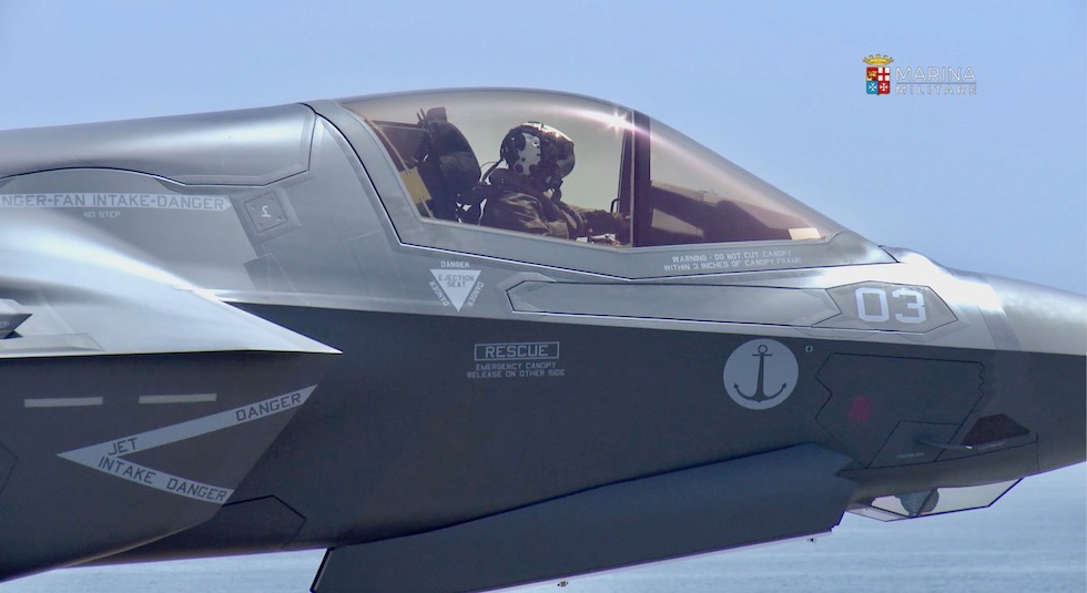 Caça F-35B da Marinha Italiana pousa a bordo do porta-aviões