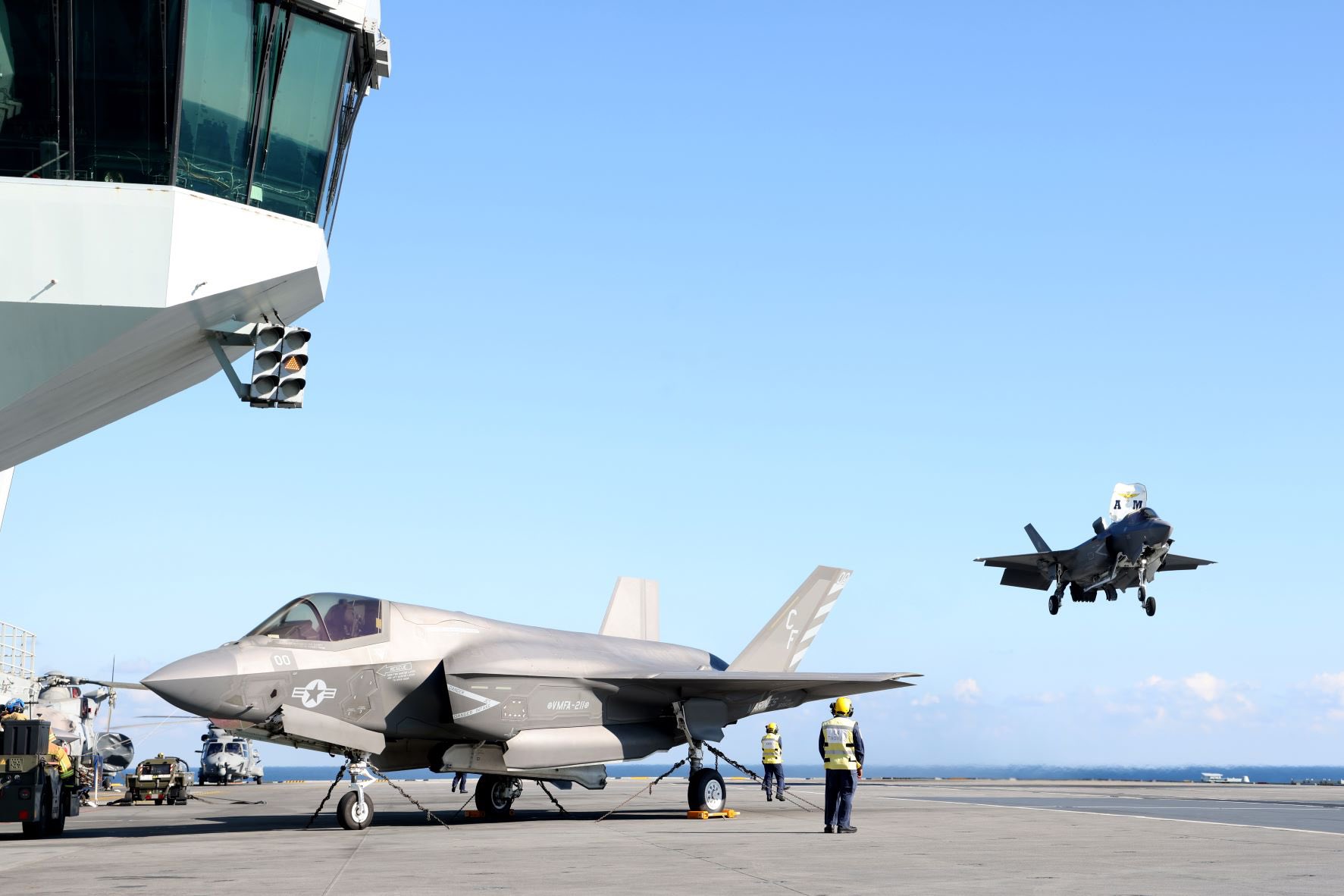 Caça F-35B da Marinha Italiana pousa a bordo do porta-aviões