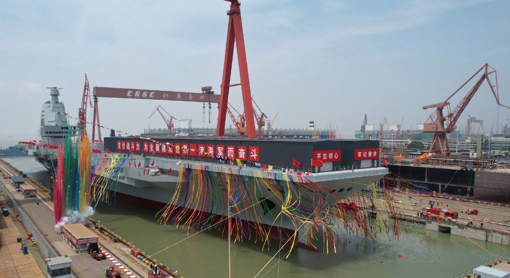 China lanza su tercer portaaviones «Fujian»