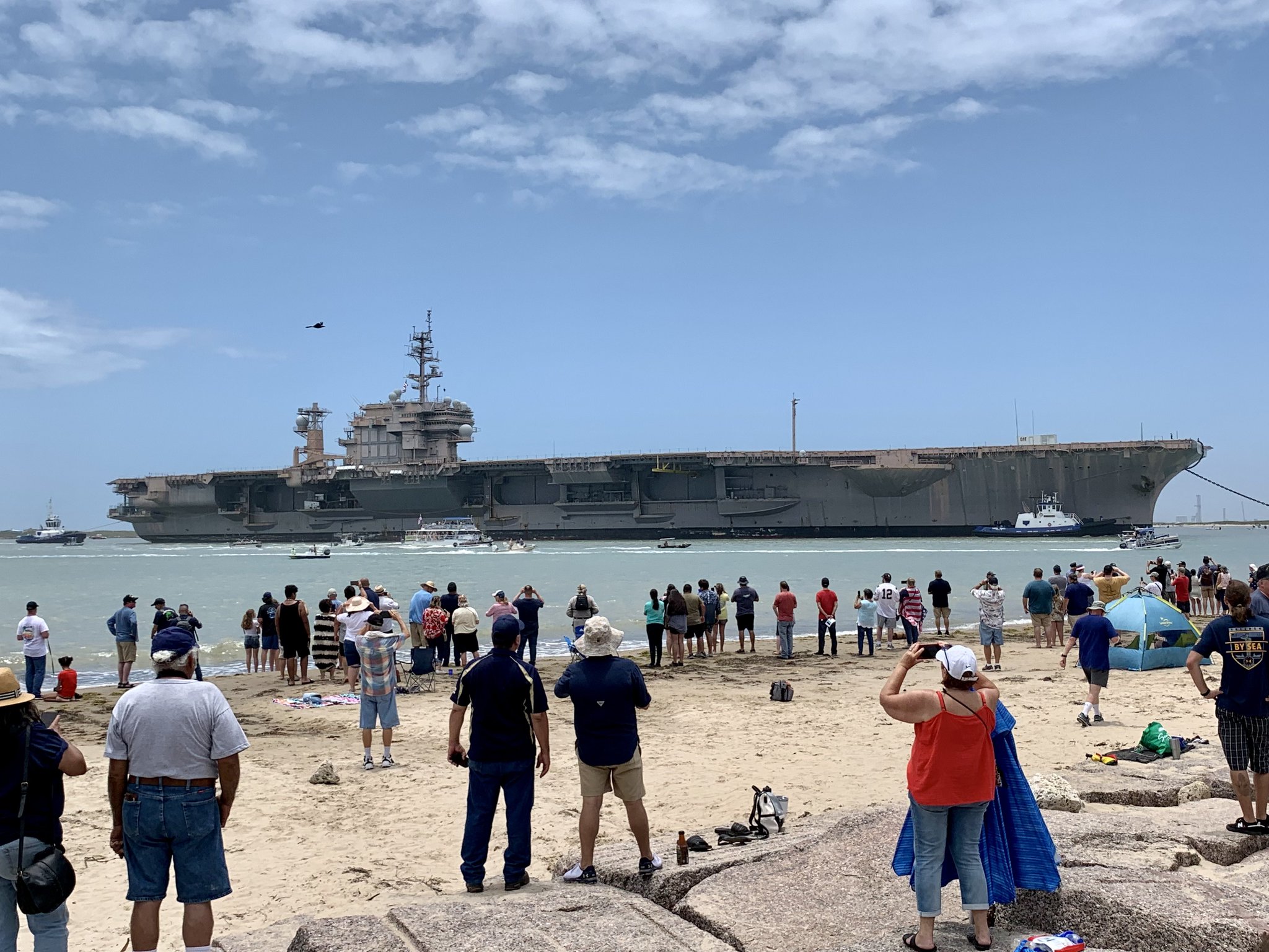 Gigantesco Porta Aviões HMS Queen Elizabeth é lançado na água [FOTOS]