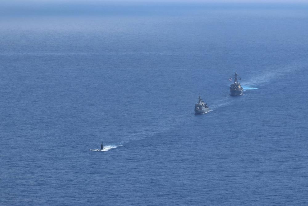 Navios de guerra da China e de Taiwan se movimentam em jogo de “gato e  rato“