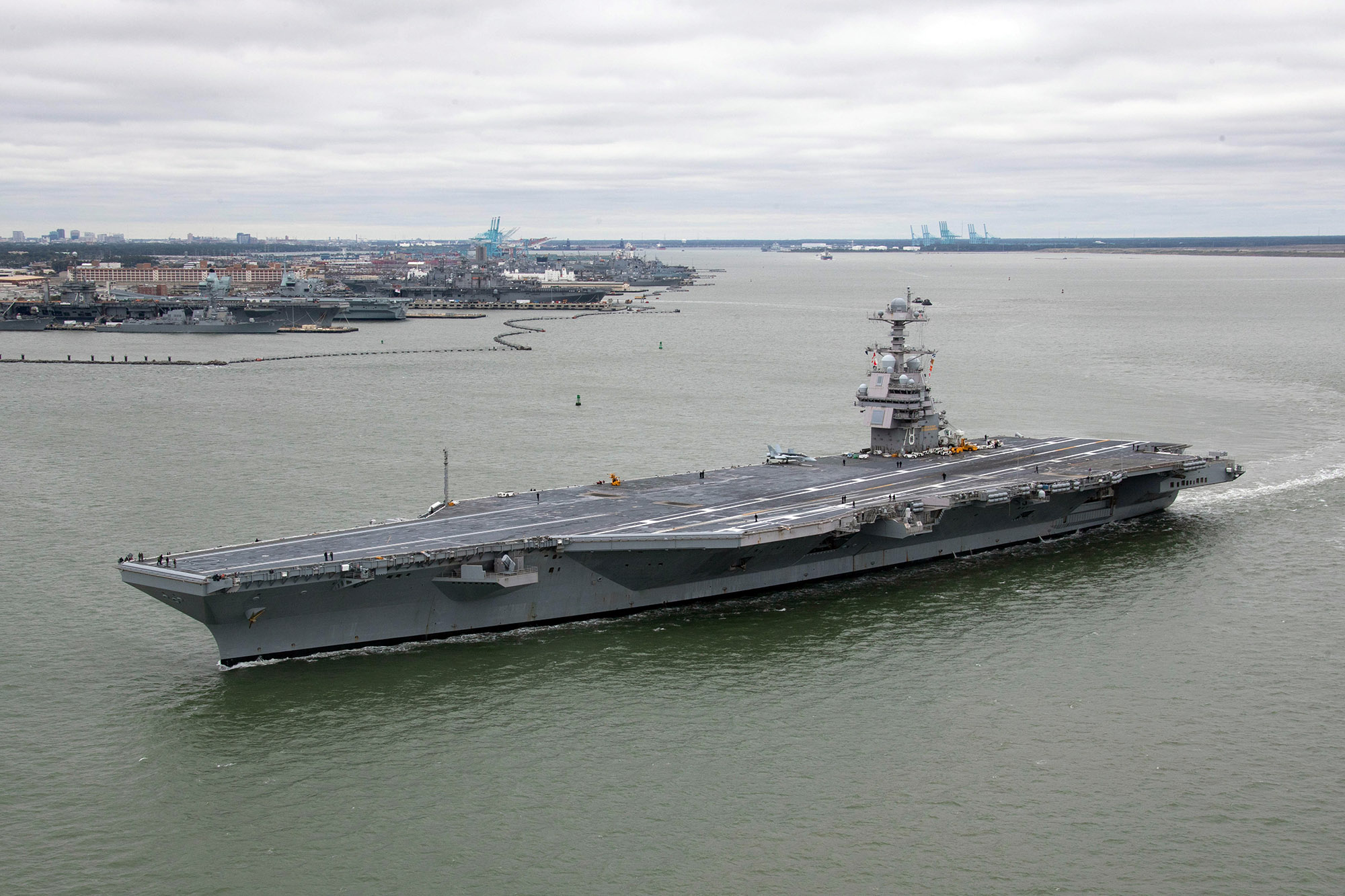 Porta avi es USS Gerald R Ford Parte Para Sua Primeira Miss o 