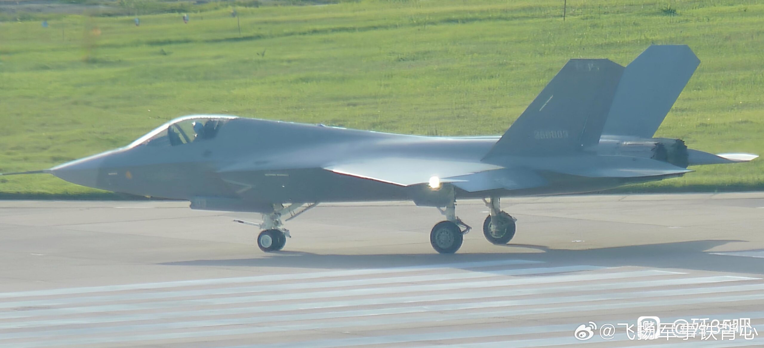 IMAGENS: Caça naval chinês Shenyang J-35 - Poder Naval