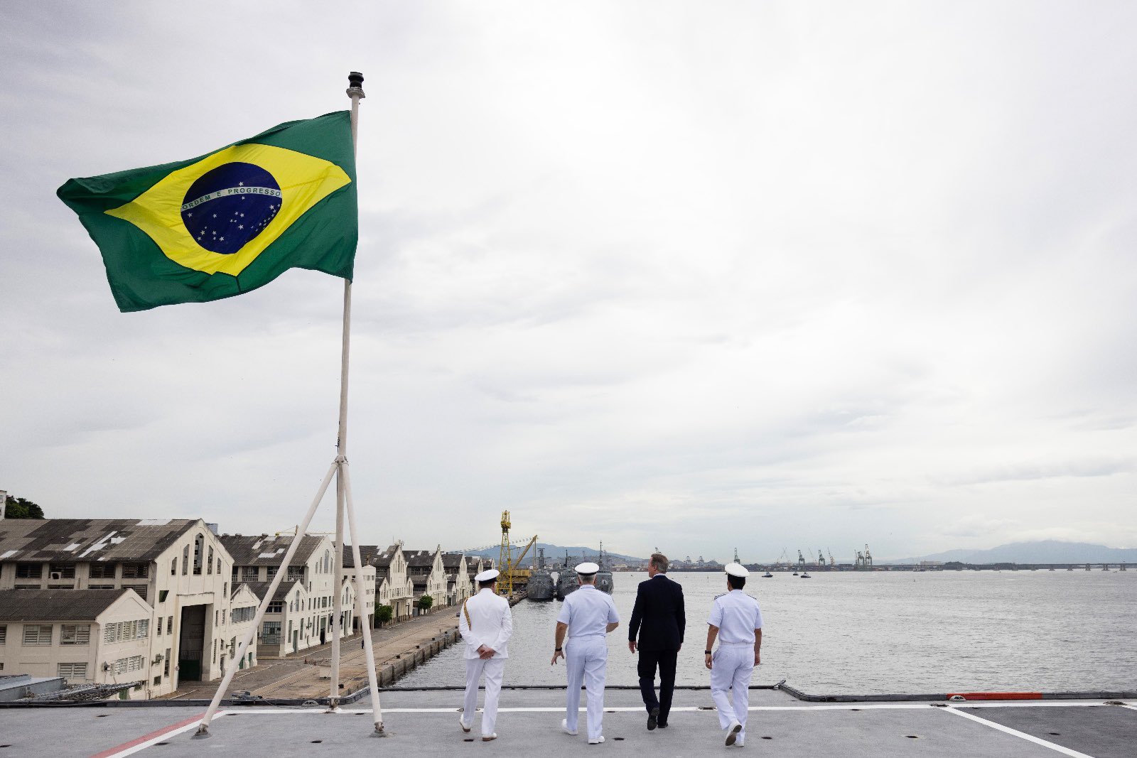 Brasil y Reino Unido firman acuerdo de Defensa David-Cameron-a-bordo-do-NAM-Atlantico-ex-HMS-Ocean-2