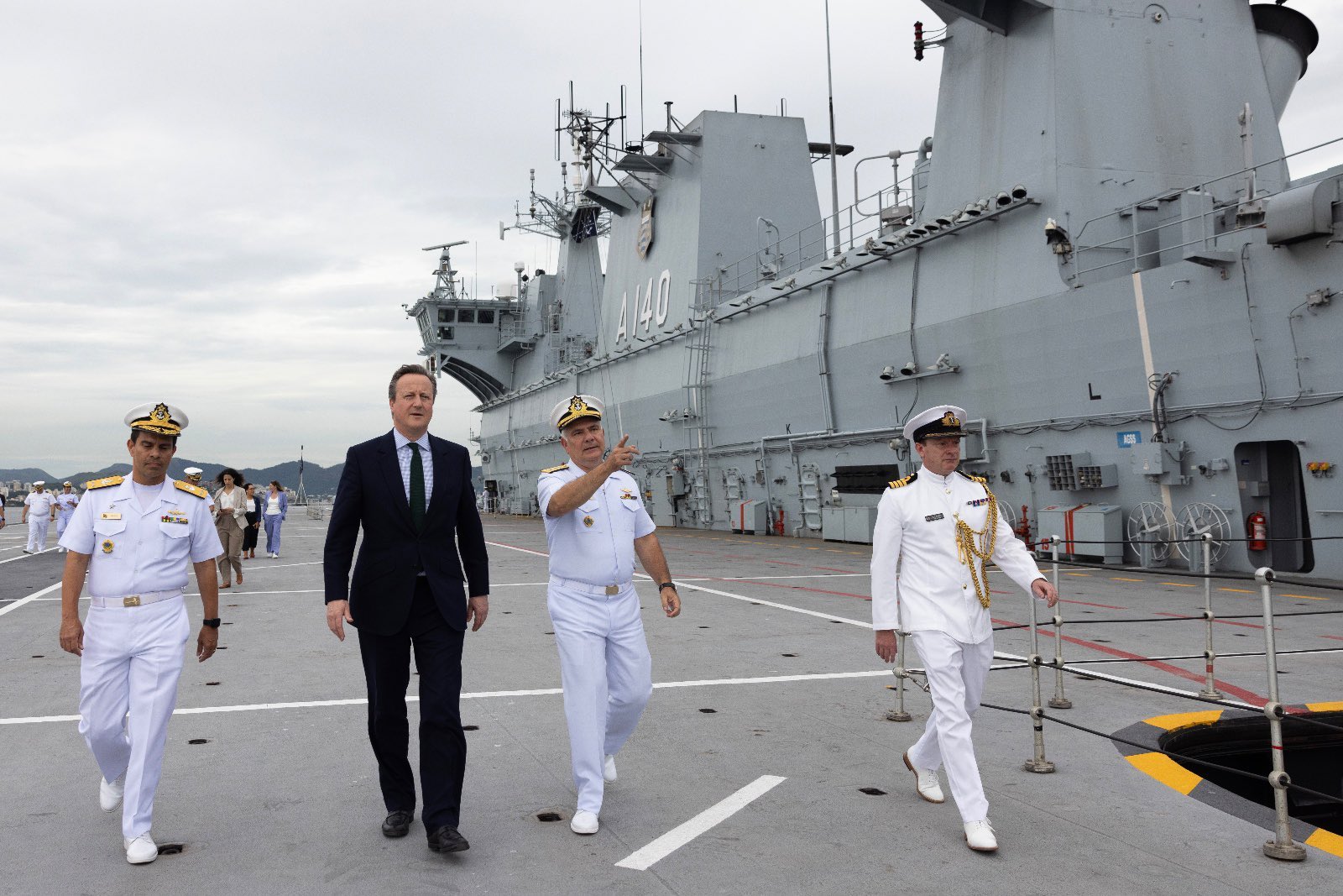 Brasil y Reino Unido firman acuerdo de Defensa David-Cameron-a-bordo-do-NAM-Atlantico-ex-HMS-Ocean
