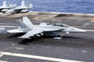 F/A-18F Super Hornet da Marinha dos EUA cai no Mar Vermelho durante pouso noturno