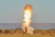 Exército dos EUA afunda alvo no mar com míssil SM-6 lançado do sistema Typhon