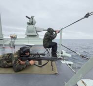 Fragata ‘Bartolomeu Dias’ da Marinha Portuguesa realiza exercício de tiro a bordo