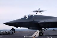 IMAGENS: Porta-aviões chinês ‘Fujian’ realiza com sucesso primeiras operações de voo com J-35, J-15T e KJ-600