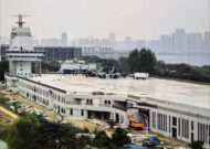 Novas imagens da ‘ilha’ do futuro porta-aviões chinês 004 em instalação de testes em Wuhan