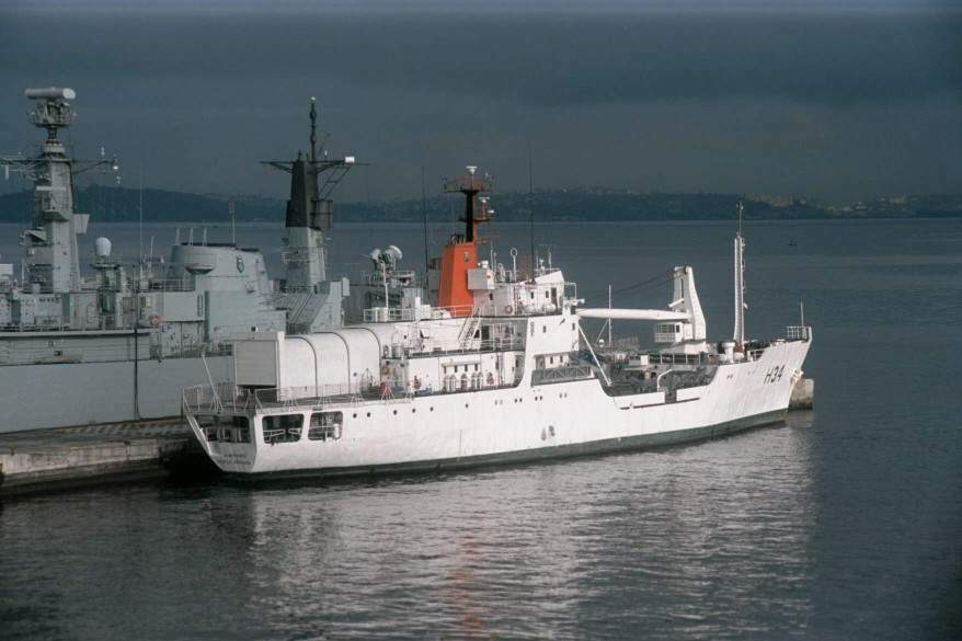 O Navio Faroleiro Almirante Graa Aranha - H 34, atracado na Base Naval do Rio de Janeiro. Ao fundo a F Dodsworth - F 47 . (foto: Paulo de Oliveira Ribeiro, ASPIRANTEX 03 - 16/01/03).