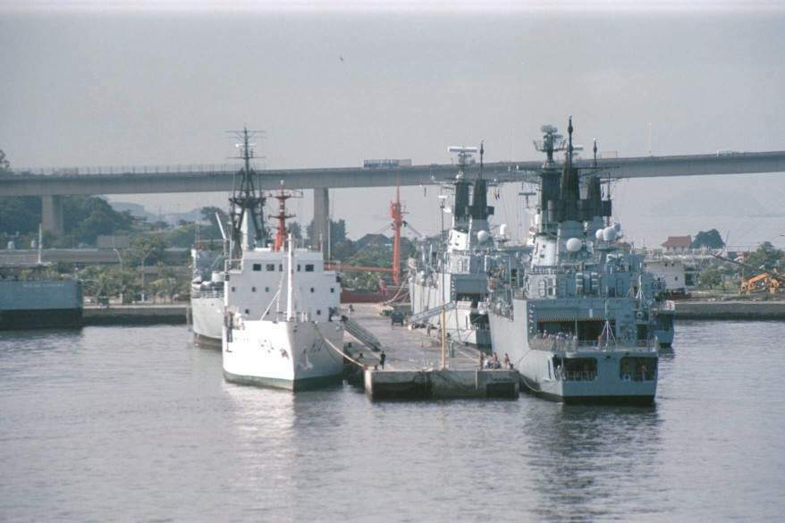 O Navio Faroleiro Almirante Graa Aranha - H 34, atracado na Base Naval do Rio de Janeiro. Ao fundo o NTrT Ary Parreiras - G 21 e no outro lado do pier as F Dodsworth - F 47 e Rademaker - F 49. (foto: Paulo de Oliveira Ribeiro, ASPIRANTEX 03 - 16/01/03).