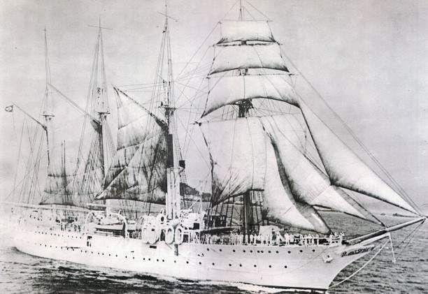 O Navio Escola Almirante Saldanha - U 10. Notar as chaminés junto ao segundo mastro. (foto: SRPM)