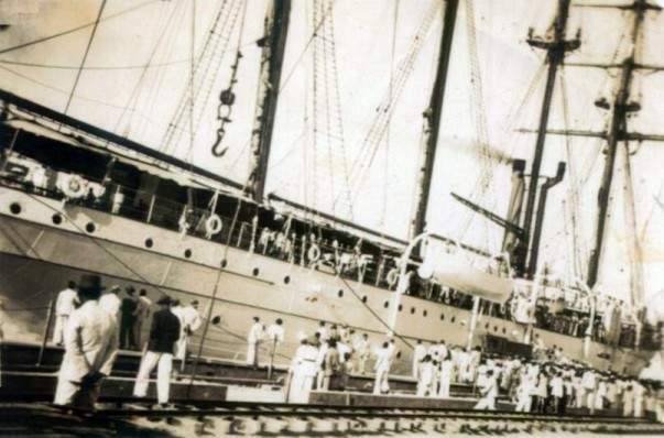 O Navio Escola Almirante Saldanha - U 10, em visitação pública. Notar as chaminés junto ao segundo mastro. (foto:coleção Yuri)