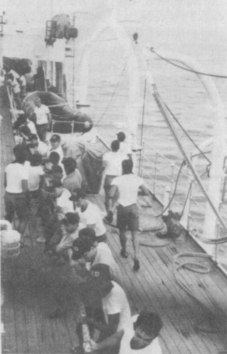 Ao final da Operação CABO FRIO IX em 1986, a tripulação foi convocada para levantar o ferro no "braço". (foto: SRPM)