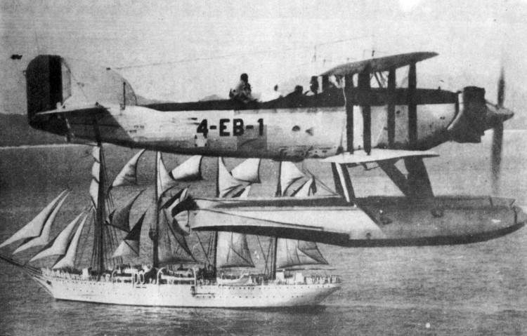 O NE Almirante Saldanha, chegando ao Rio de Janeiro em sua viagem inaugural em 24 de outubro de 1934, sendo sobrevoado por um hidroavião de Esclarecimento e Bombardeio Fairey da Aviação Naval. (foto: História da Força Aérea Brasileira) 