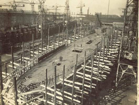 O inicio da construção do NE Almirante Saldanha, no estaleiro Vickers Armstrong na Inglaterra. (foto: SDM) 