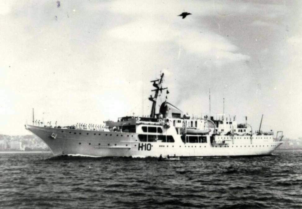 O NOc Almirante Saldanha, navegando em frente as praias cariocas. (foto: SDM) 