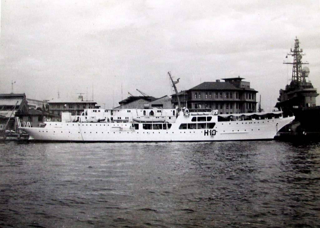 O Almirante Saldanha atracado na Ilha das Cobras (AMRJ) pouco antes de suspender para uma comissão a Ilha de Trindade em 1977. (foto: André Costa)