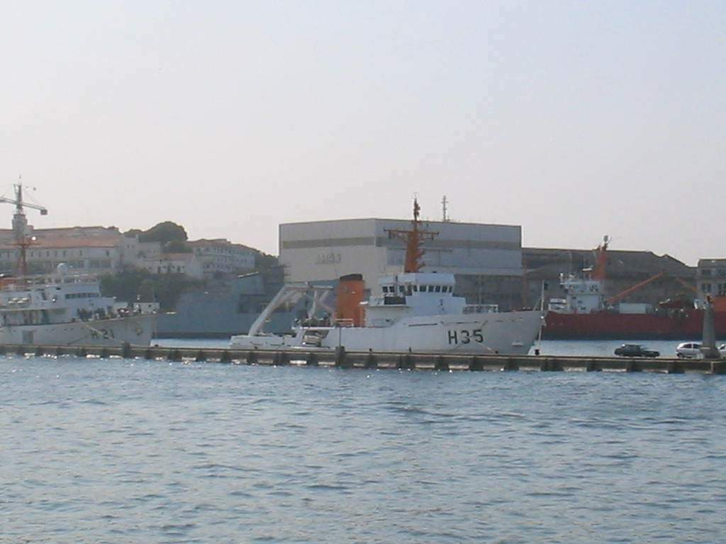 O Amorim do Valle, atracado na ponte da Ilha Fiscal, junto ao AMRJ. Em segundo plano o NHi Sirius - H 21, a Cv Barroso - V 34 e o NApOc Ary Rongel - H 44. (foto: NGB - José Henrique Mendes)