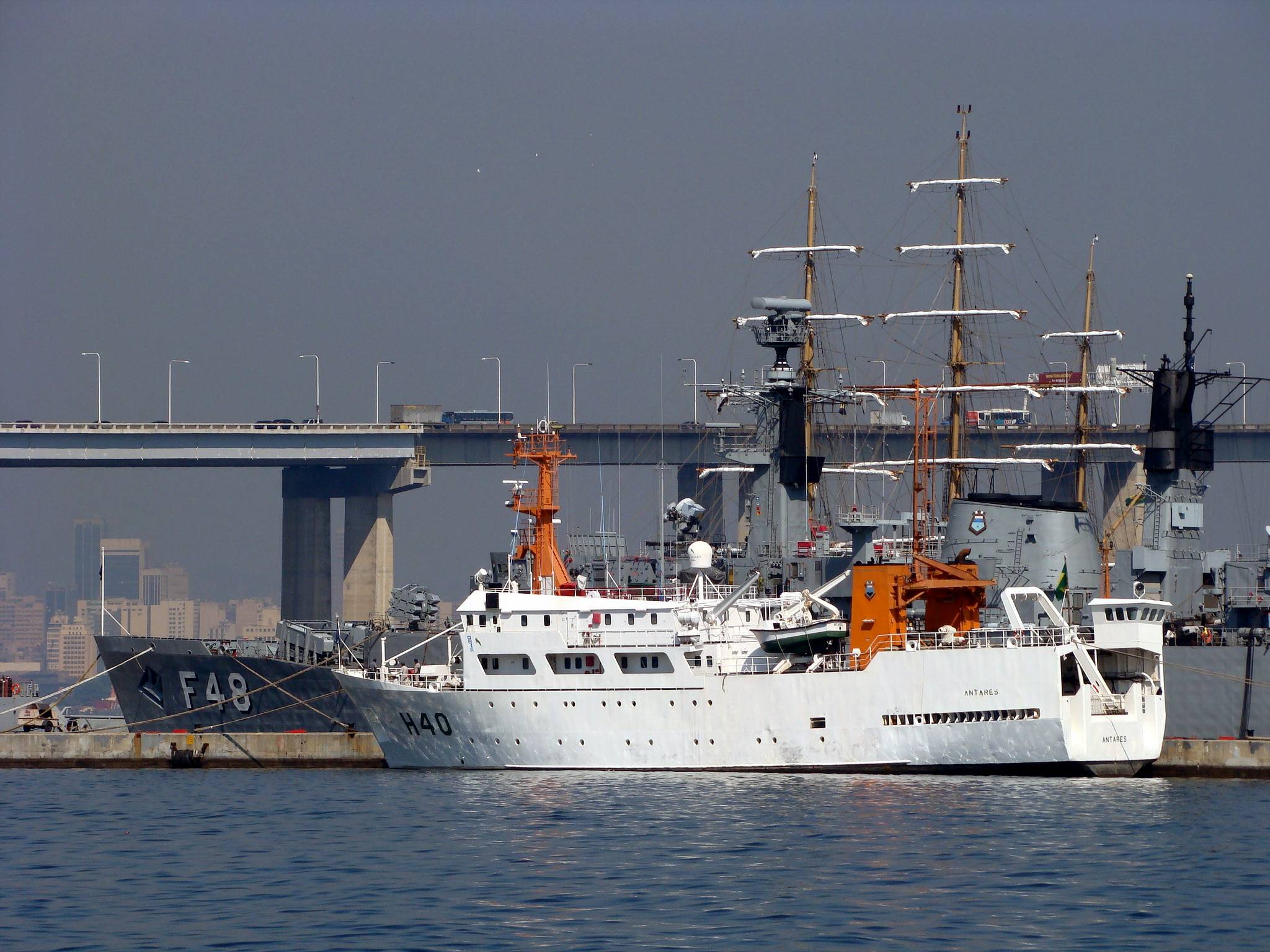 O Antares atracado na Base Naval do Rio de Janeiro em 20 de abril de 2009. (foto: Diario Portuário - César T. Neves)