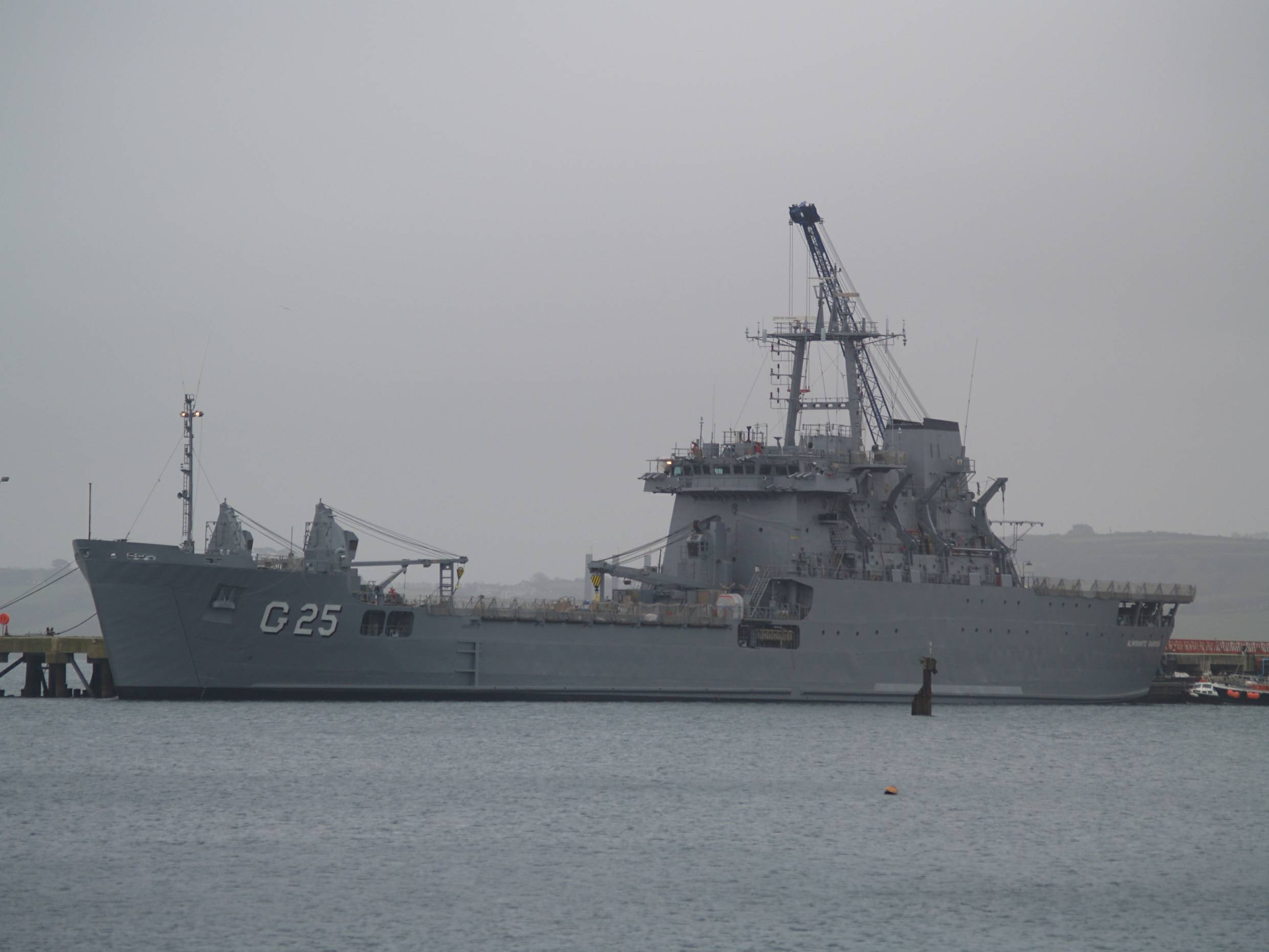 O NDCC Almirante Saboia sendo preparado na Inglaterra para ser transferido para Marinha do Brasil. (foto: Geoff Hoather - shipspotting.com)