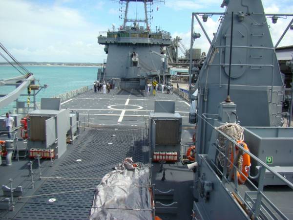 O NDCC Akmirante Sabóia atracado em Maceió-AL no final de julho de 2009, em escala realizada por ocasião de sua travessia da Inglaterra para o Brasil. (foto: www.tudonahora.com.br)