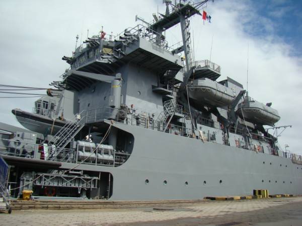 O NDCC Akmirante Sabóia atracado em Maceió-AL no final de julho de 2009, em escala realizada por ocasião de sua travessia da Inglaterra para o Brasil. (foto: www.tudonahora.com.br)