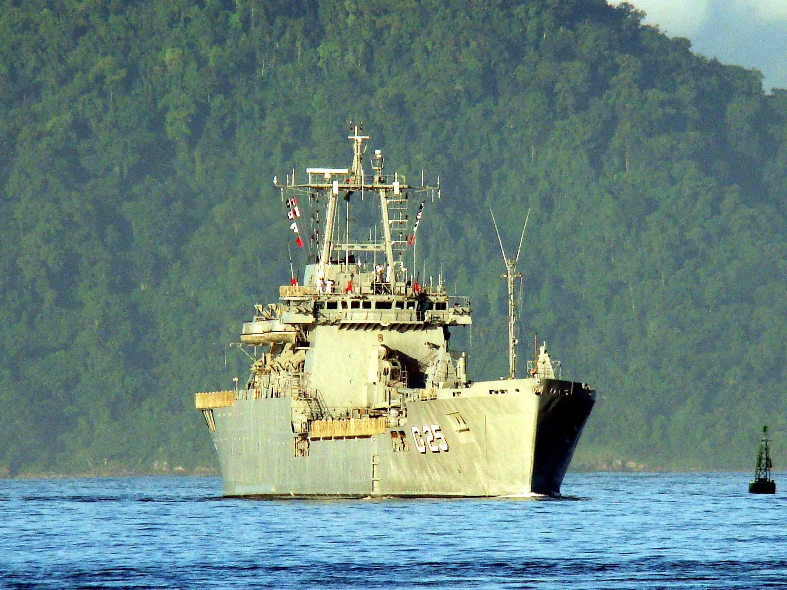 O NDCC Almirante Saboia entrando em Santos em 10 de dezembro de 2009. (foto: Silvio Smera)