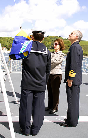 A Bandeira Nacional sendo hasteada pela primeira vez no navio, durante a cerimônia de Mostra de Armamento, com a presença da senhora Rose Marie Neves de Sabóia e seu filho, o Contra-Almirante Rodolfo Henrique de Saboia. (foto: CCSM)