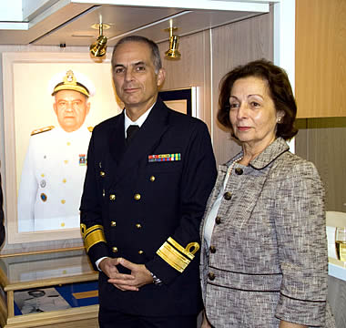 A senhora senhora Rose Marie Neves de Sabóia e o Contra-Almirante Rodolfo Henrique de Saboia na Praça D´Armas do navio. (foto: CCSM)