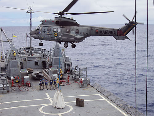 O UH-14 N-7070 realizando faina de VERTREP transportando suprimentos para a Ilha de Trindade durante a comissão POIT-IV/10. (foto: CCSM)