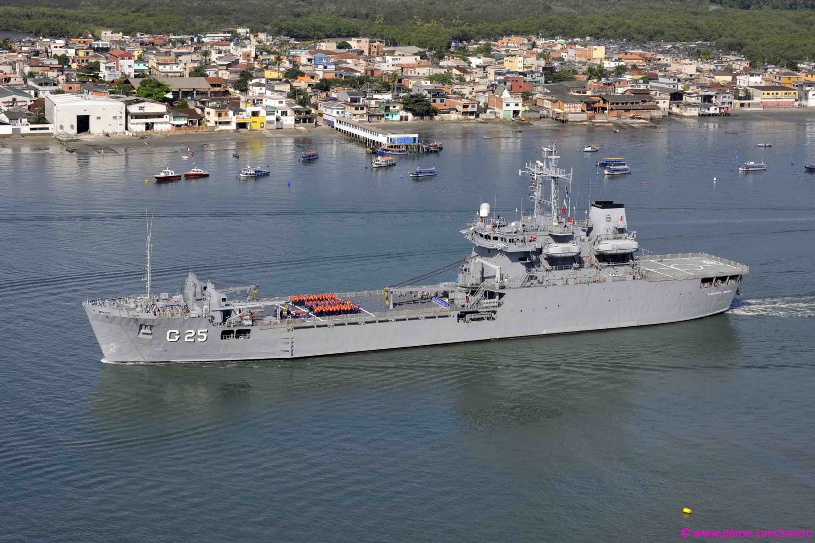 Almirante Saboia entrando em Santos na manhã de 19 de maio de 2011. (foto: Silvio Smera - 19/05/2011)