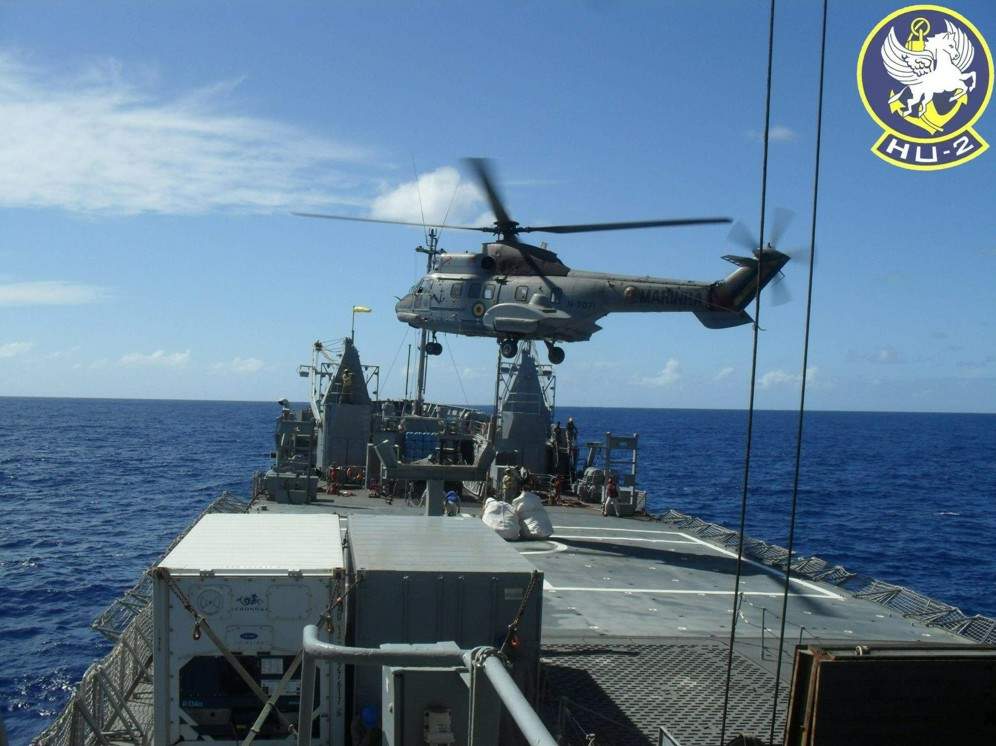 O UH-14 Super Puma (N-7071) suspendendo carga externa em saída de VERTREP do convôo central do navio durante comissão de apoio ao POIT entre 26 de abril e 6 de maio. (foto: EsqdHU-2)