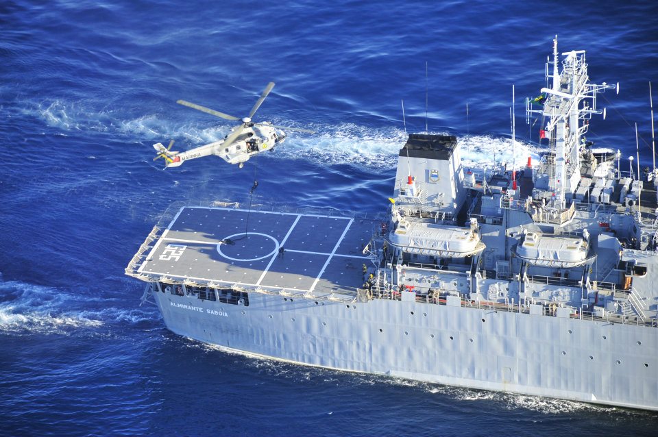 MECs desembarcando a bordo do Almirante Sabóia usando o método de infiltração por "Fast Rope". (foto: CCSM)