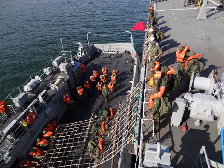 Exercício de transbordo da tropa do Almirante Sabóia para uma EDCG. (foto: CCSM)